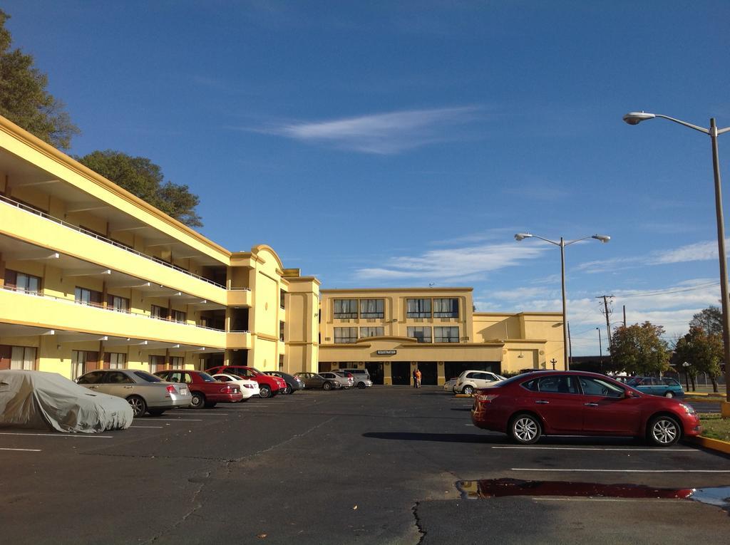 Diamond Inn & Suites Richmond Exterior photo
